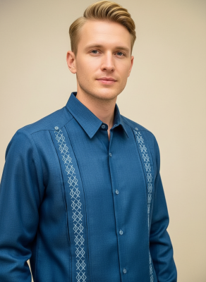 Guayabera Casual de Hombre Azul Marino con Bordado Geométrico